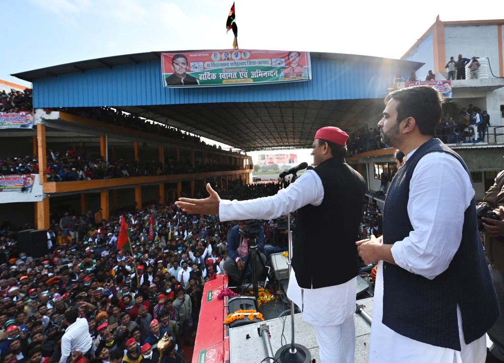 samajwadiparty's tweet photo. लहर है ललकार है
जा रही भाजपा सरकार है https://t.co/4GI610RuvK