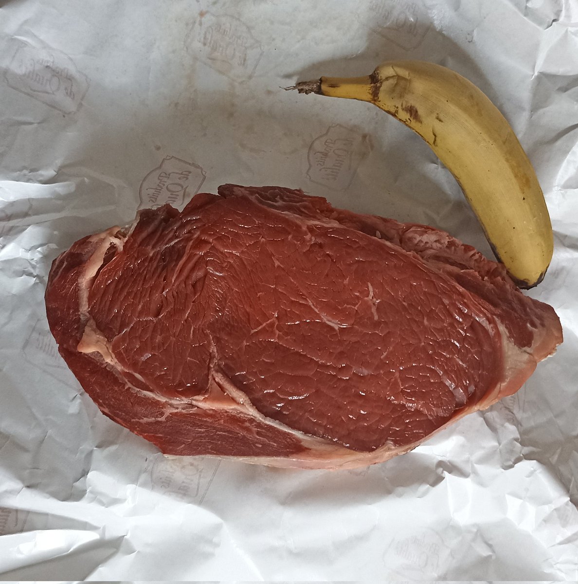 RandallFlagg_'s tweet photo. Banana for scale #iand' #miamiam https://t.co/76SlMhTTIK