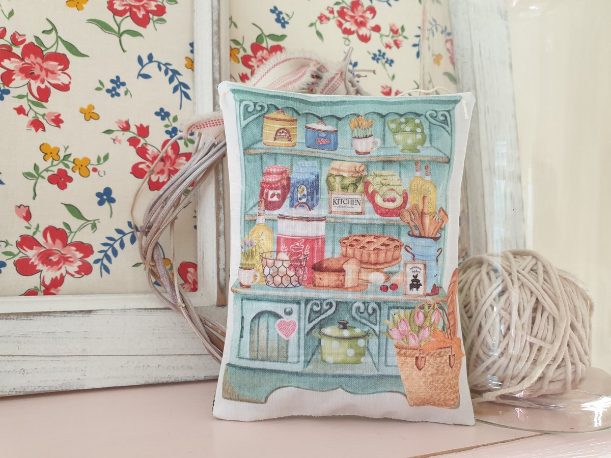 SarahBenning2's tweet photo. Happy Friday #elevenseshour - the sun is finally shining! This is my latest make which I love and you opt to have it scented with lavender or rose petals! #springmakes #giftideas
https://t.co/bWRH0rBm00 https://t.co/FhboOt1N8w