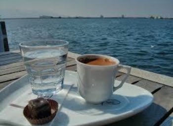 Dnz_mlkk's tweet photo. @ yap, ilk çıkan arkadaşına hadi #izmir #pasaporta Bana kahve ısmarla de.😁☕️🍫❤️🌸 https://t.co/uhjcA3410Z