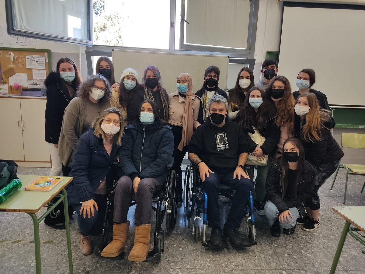 CastelloOvi's tweet photo. foto: Amb Andrea, treballadora social de la Fundació  JIMB.
foto: Reunió amb familíars i professionals de Penyeta Roja.foto: Amb Silverio Tena Diputat del Grup Parlamentari de Compromís.
foto:Amb les alumnes de primer de ATENDE del IES Gilabert i Centelles de Nules. https://t.co/xDVBfIrtEt