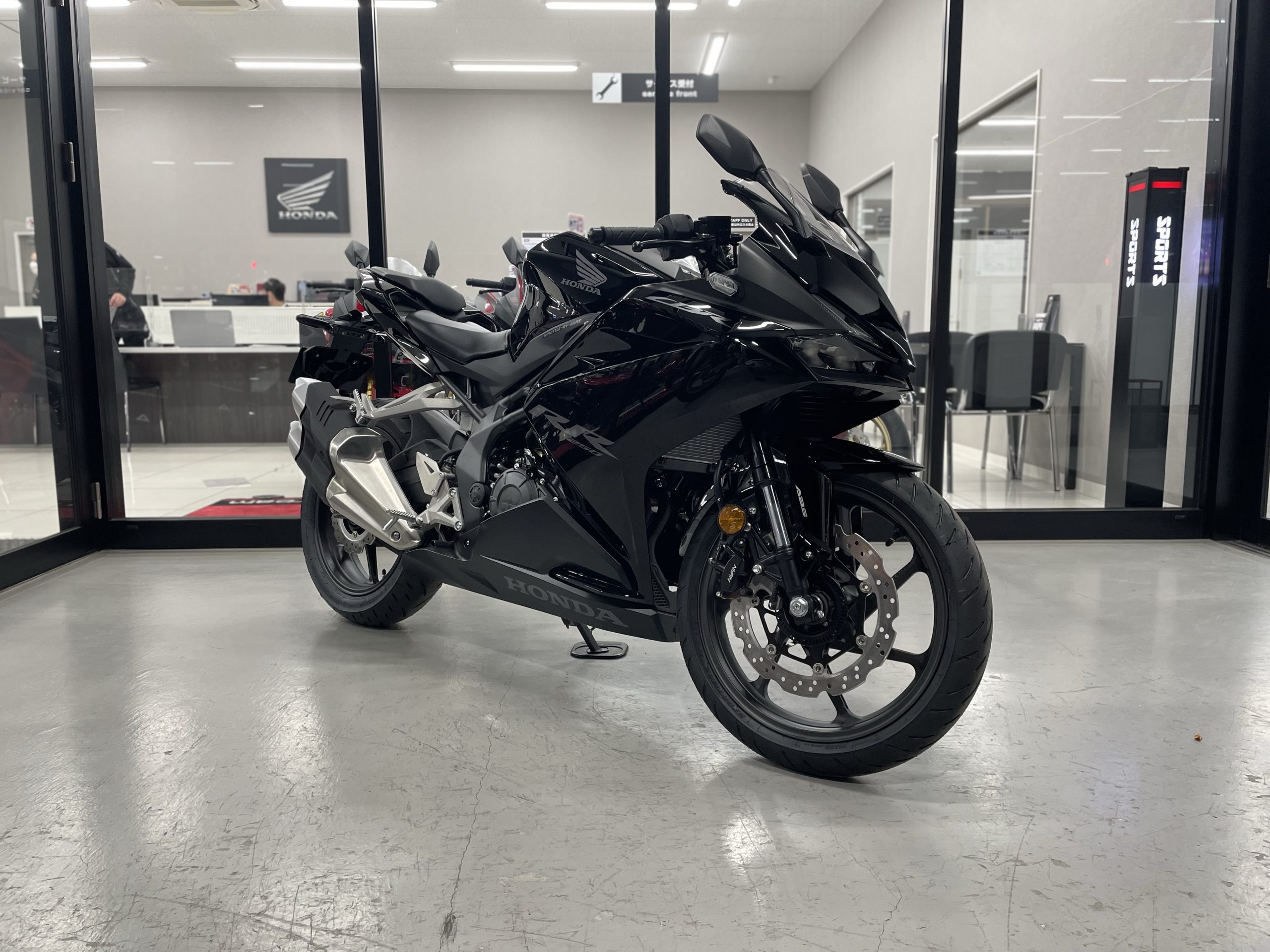 ホンダドリーム府中 最近注目の新色cbr250rr カラー グラファイトブラック 現在展示中 従来のカラーリングでは ゴールドホイールのみの設定でしたが ホイールからエンジン 外装パーツに至るまで オールブラックのモデルです T Co Ysvk2jbpbt