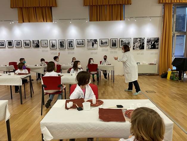 EmbEspAustria's tweet photo. 🌋Las alumnas y alumnos del Aula ALCE y del @ICViena  realizaron un volcán en erupción y descubrieron el interesante mundo de la ciencia con Gemma Lucas, química y divulgadora científica española. 
¡Nos vemos en el próximo experimento! @educacionCHyAT #STEM #DiplomaciaCientífica https://t.co/Y1L3fPhilf