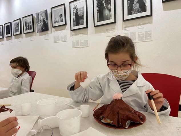 EmbEspAustria's tweet photo. 🌋Las alumnas y alumnos del Aula ALCE y del @ICViena  realizaron un volcán en erupción y descubrieron el interesante mundo de la ciencia con Gemma Lucas, química y divulgadora científica española. 
¡Nos vemos en el próximo experimento! @educacionCHyAT #STEM #DiplomaciaCientífica https://t.co/Y1L3fPhilf