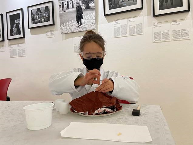 🌋Las alumnas y alumnos del Aula ALCE y del <a href="/ICViena/">Instituto Cervantes Viena</a>  realizaron un volcán en erupción y descubrieron el interesante mundo de la ciencia con Gemma Lucas, química y divulgadora científica española. 
¡Nos vemos en el próximo experimento! <a href="/educacionCHyAT/">Consejería de Educación en Suiza y Austria</a> #STEM #DiplomaciaCientífica