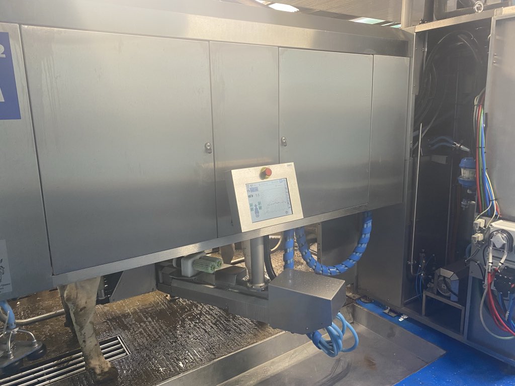 jamesholdingeng's tweet photo. Believe it or not this robot has just turned 2 years old!! We did a routine service last week and everything was perfect. #farming #agriculture #DairyFarm https://t.co/EaaXMUqDr5
