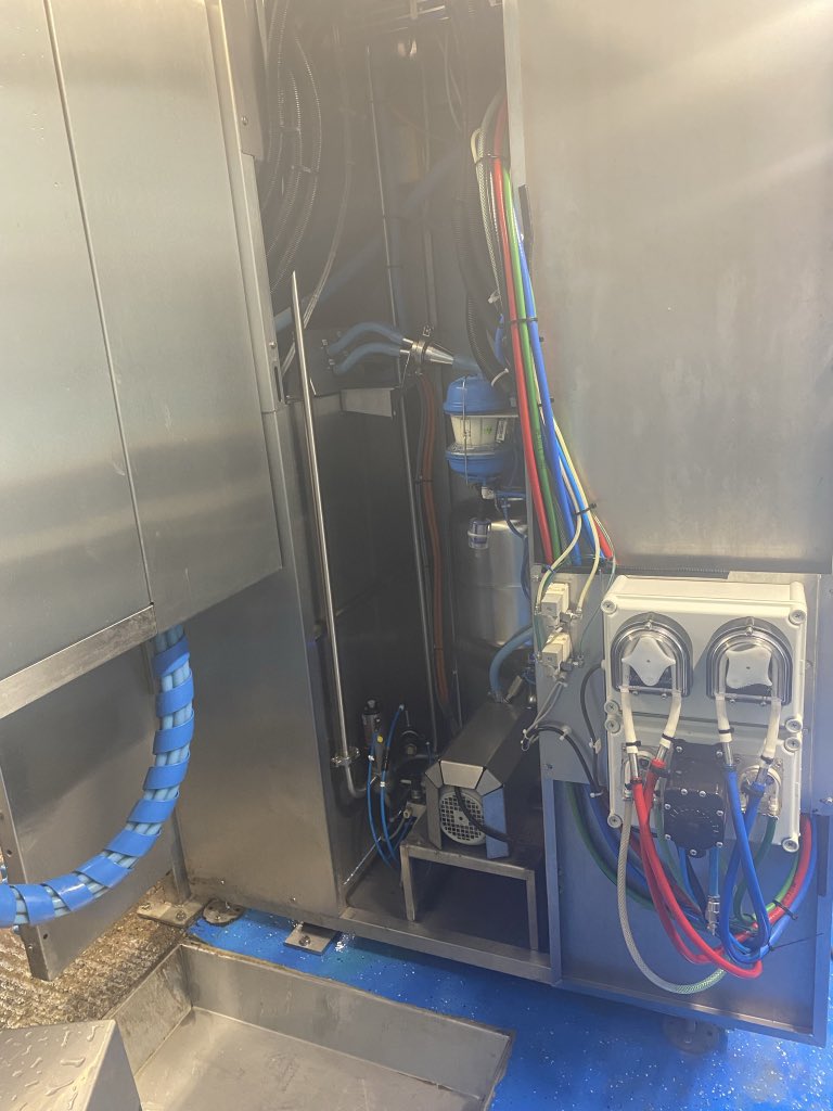 jamesholdingeng's tweet photo. Believe it or not this robot has just turned 2 years old!! We did a routine service last week and everything was perfect. #farming #agriculture #DairyFarm https://t.co/EaaXMUqDr5