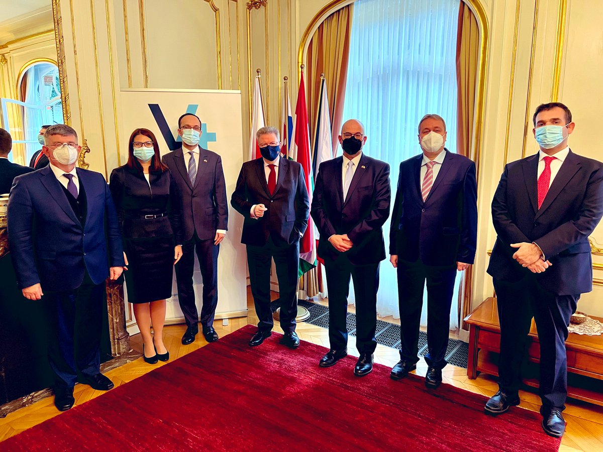peter_kormuth's tweet photo. Discussing the political situation in #Belgium, COVID crisis and the #BE Presidency of the EU in 2024🇧🇪 w/ Peter Moors, Chief of the cabinet of #PM @alexanderdecroo and w/ my #V4 Ambassador colleagues 🤝 https://t.co/SdavrAOWMZ