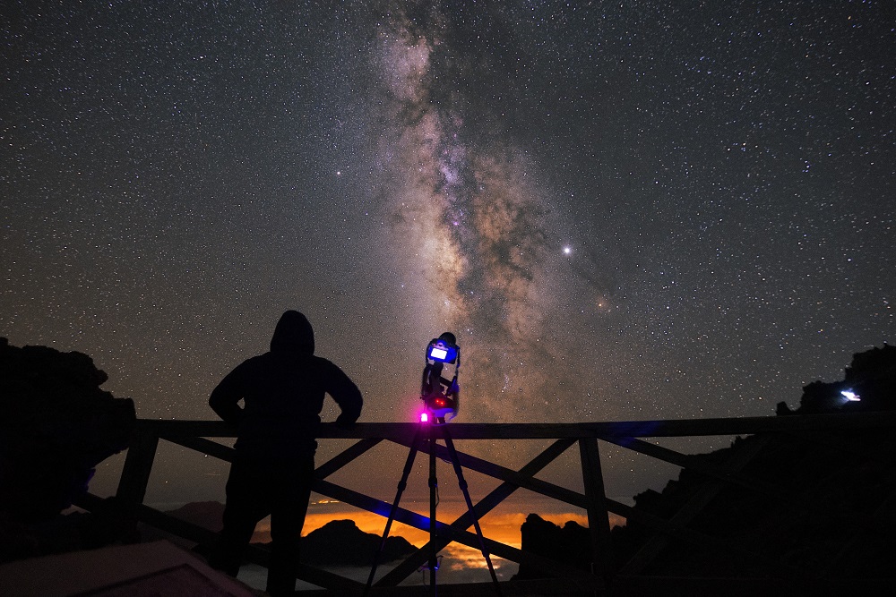 bpthaber's tweet photo. Uzayın nadir anlarını görüntüleyen Türk astrofotograf Mehmet Ergün'e NASA tarafından ödül verildi. https://t.co/NSfJeX7DvT