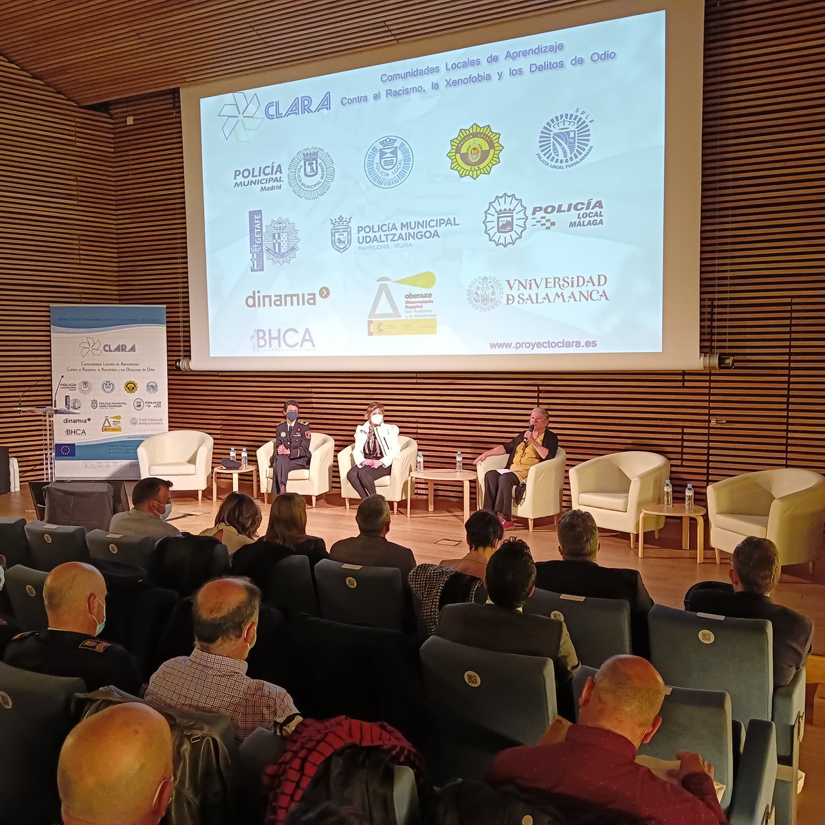 Cristina Fernández presenta por parte de <a href="/Dinamiascm/">Dinamia - Consultoría Social</a> el informe de buenas prácticas europeas y el informe de transferibilidad, que debe servir para que otras organizaciones policiales en España y en la UE puedan incorporar todos los productos desarrollados en #ProyectoCLARA