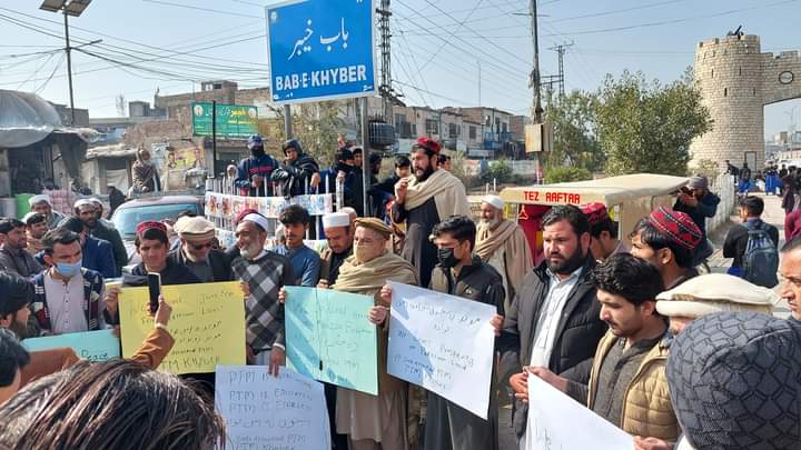 Zohaib_Pakhtoon's tweet photo. #PTMworkers are protesting against the firing on the convoy of #Manzoorpashtun in Quetta yesterday at Khyber Jamrud #BabeKhyber .
The PTM and the Pashtuns still proved through #peacefuldemonstrations that the trible Pashtun wanted #peace
#ptmkhyber
#StateAttackedPTM https://t.co/x7tX663RTw