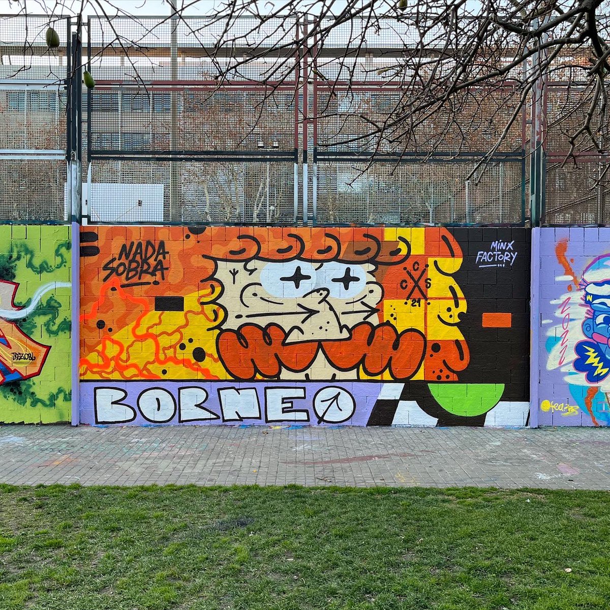 Agregando un poco de color en las calles de #barcelona #streetart #borneo