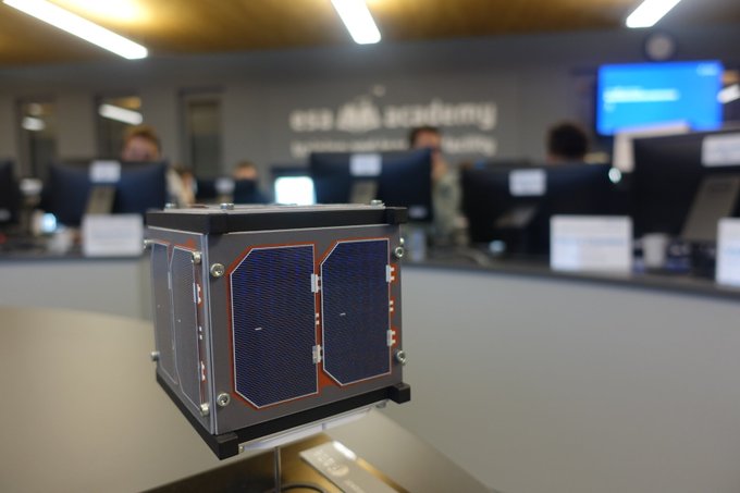 ESA_de's tweet image. Studierende der Physik und Ingenieurswissenschaften aufgepasst: Wenn Ihr Euch für CubeSats interessiert, aber noch keine Erfahrungen habt, ist die #CubeSat Summer School 2022 von @ESA__Education vom 8.8.-2.9. im ESEC-Galaxia 🇧🇪 genau das Richtige. 👉 esa.int/Education/ESA_…