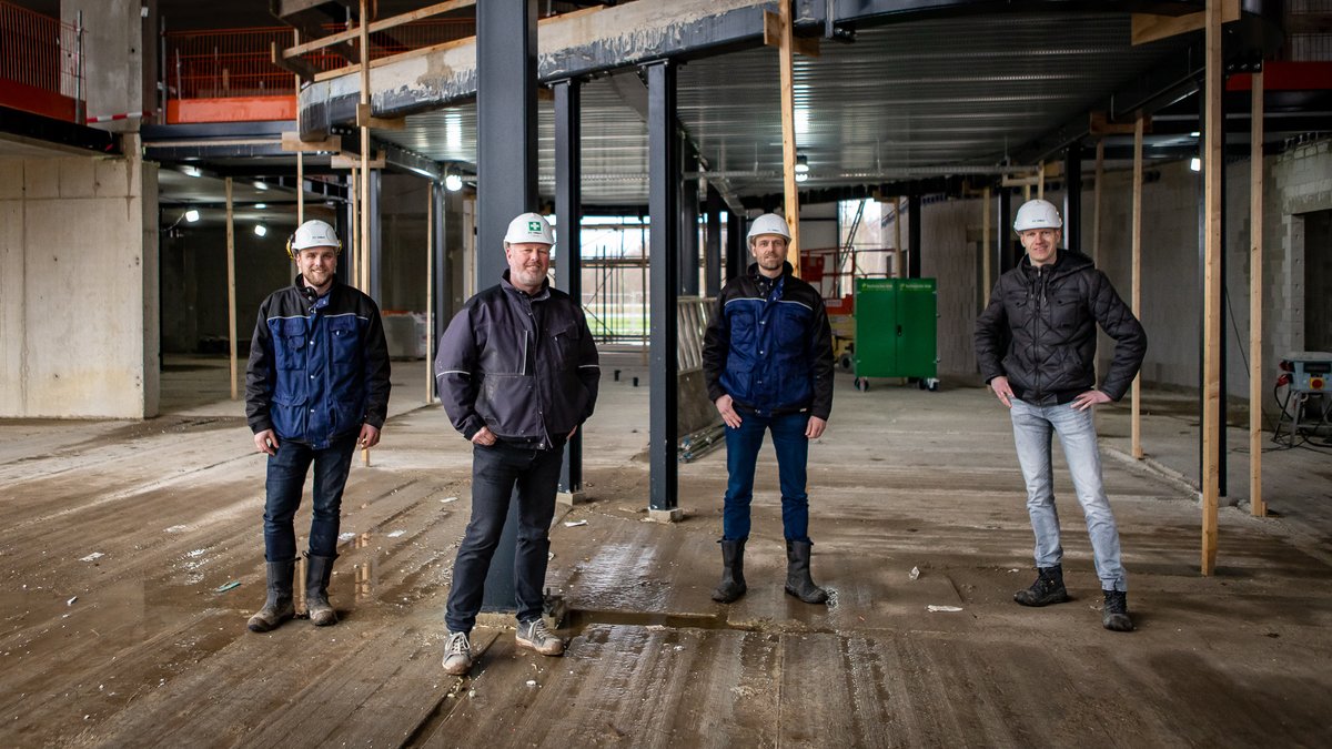 Heilijgers's tweet photo. Bij de bouw van de ‘Campus Bedrijven Nieuw-Vennep’ is het hoogste punt bereikt! Als waardering kregen alle medewerkers 'fish &amp; chips' op de bouwplaats. Deze 1e fase bestaat uit 4.285 m2 hightech smart offices en bedrijfshuisvesting – slim en duurzaam. https://t.co/hkGI5GuG7t