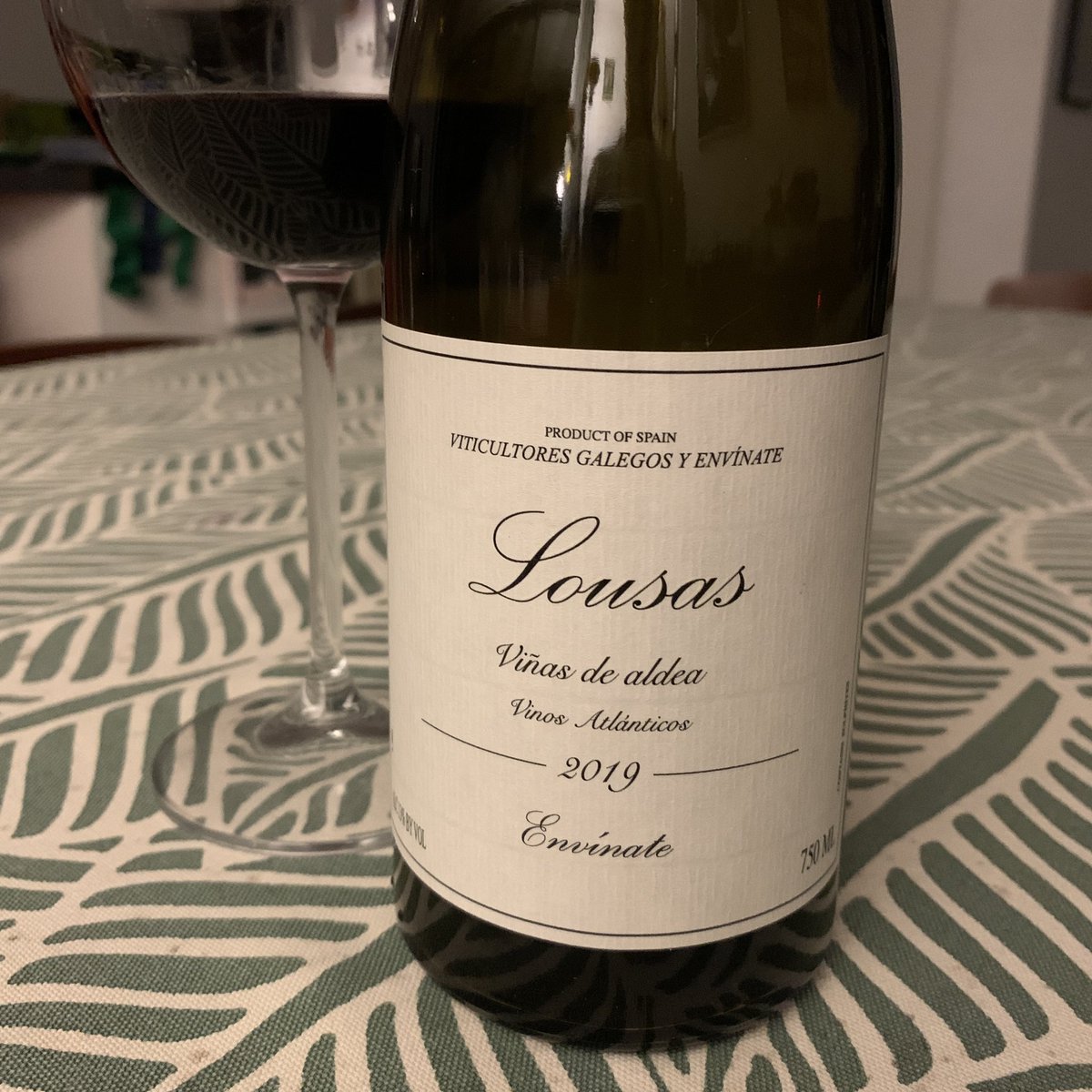 A wine to drink and enjoy, many, many times. All you need in a red: bright, ripe black cherries, a hearty smattering of graphite, fine, grippy tannins and a blast of freshness (drink and repeat). Beautiful wine from <a href="/envinate/">Envinate</a> 

#mencia #ribeirasacra #galicia #yum