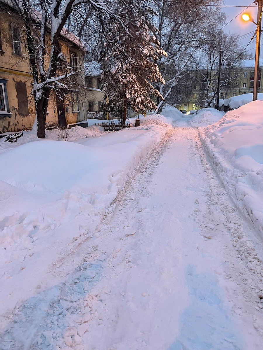 Прошу <a href="/gkh_kir63/">Отдел по ЖКХ и благоустройству</a> помочь организовать расчистку дворового проезда вдоль домов Юбилейная 48,50,52,52а,52б. Ни разу никто не чистил за всю зиму, разные УК. Они могут решить между собой наверное и почистить, застревают машины! Один аварийный дом. <a href="/mpunb/">МП Универсалбыт</a> <a href="/uk_new_samara/">УК Новая Самара</a> <a href="/Kir_UM12/">Управляющий микрорайоном 12 (Кировский район)</a>