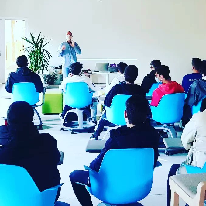 1° de #bachillerato participa en el monólogo de #comedia "Don't Be Fooled", al estilo #TedTalk, con el actor Mike Schaupp <a href="/Chameleonteatro/">Chameleon Theatre!</a>. Una charla donde el alumnado participa de manera activa en el show, practicando su comprensión y expresión oral en #ingles