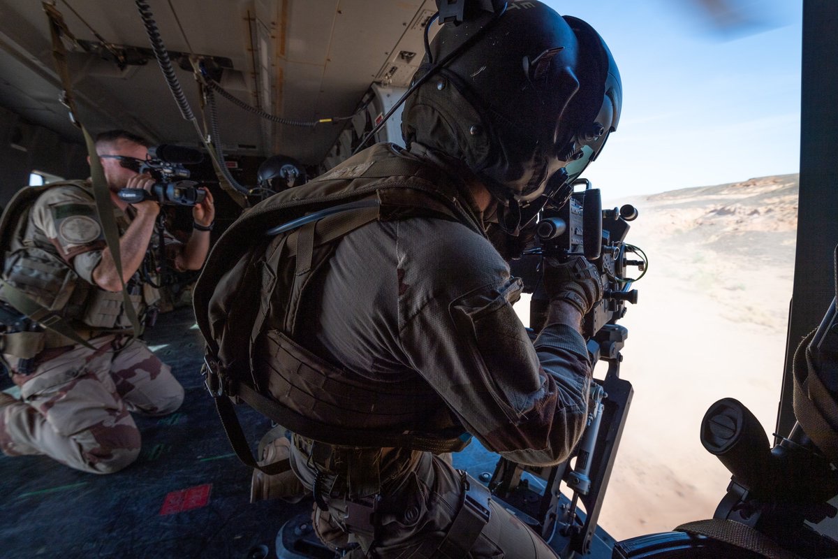 armeedeTerre's tweet photo. 📸🎥🎞 Depuis plus de 1⃣0⃣0⃣ ans, ils sillonnent le globe avec un objectif : informer par l'image.

Bonne Sainte Véronique et bonne fête à tous nos soldats de l'image, spécialement aux équipes engagées en ce moment en opérations 👊 !

#NotreDéfense #SoldatsDeLaNation #ÀLaHauteur https://t.co/1VLWH8F8vU