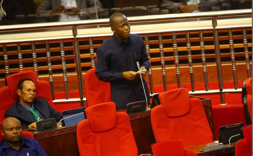 eastafricatv's tweet photo. "Taarifa za kitafiti zinasema kila mwaka tani milioni 3 za udongo zinaingia kwenye Ziwa Victoria na kulipunguzia Ziwa hilo kina cha maji, serikali ina mpango gani wa utekelezaji wa mtandao wa maji wa Kitaifa ili kuweza kupunguza presha kwenye Ziwa,"- @hpolepole

#Bungeni https://t.co/YZk1uKFDrU