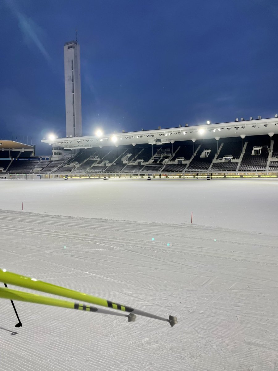 Heiii #töölö’terveisiä! 🤗 Töölönlahden kevätlenkkejä odotellessa parasta just nyt ovat aamuhiihdot <a href="/stadionhelsinki/">Olympiastadion</a> @hkiskiweeks ! Tänään jo neljäs aamu putkeen. Todella huikea mahdollisuus avata aamut täällä helmikuun ajan. 🤩 #helsinkiskiweeks ☃️ #myhelsinki 💙