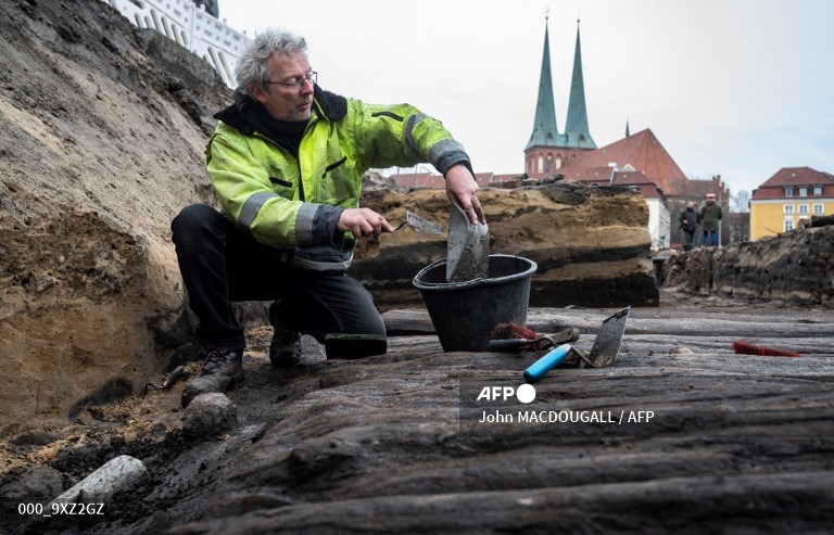 AFPphoto's tweet photo. #AFP presents a photo essay by  John MACDOUGALL of excavation works of an early Berlin road that was discovered during construction works in Berlin's centre. https://t.co/K7pa7Aopal