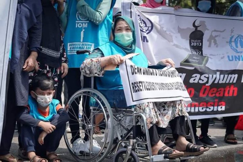 SamirAh22451632's tweet photo. To IOM and UNCHR responsible for refugees... If you don't want refugees to protest, give them their answers, solutions and rights... immediately process them to another country of settlement. to the police, please don't resort to violence..  #HelpRefugees_Indonesia https://t.co/1FNyQ55gan