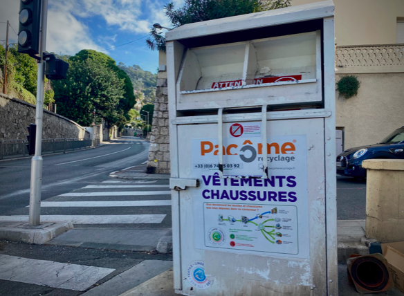 nicerendezvous's tweet photo. ⚫️ "Pour vendre ou donner vos vêtements de manière responsable, plusieurs initiatives existent à #Nice. L’occasion d’agir pour la planète comme pour la solidarité" via @NicePresse ♻️
↪️ https://t.co/yhBOg2VTW6 #environnement #ecologie #solidarite06 #antigaspi #Nice06 #recyclage https://t.co/Iz8Urr8Y03