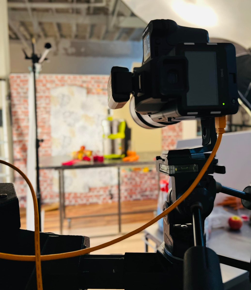 SantosAddict's tweet photo. Shooting day 📸
Stay tuned, new seasonal recipes are coming soon! 😉
The star of the moment: our juice extractor Miracle Edition #68 ! 🍎
#madeinfrance #frenchfab #juiceextractor #santosaddict https://t.co/ZCCn57nKNB