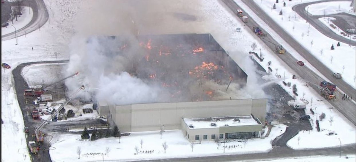 в сша горит склад с оружием. сгорел склад мытищи. маленький пожар. взрыв склада с боеприпасами. горящий мир.