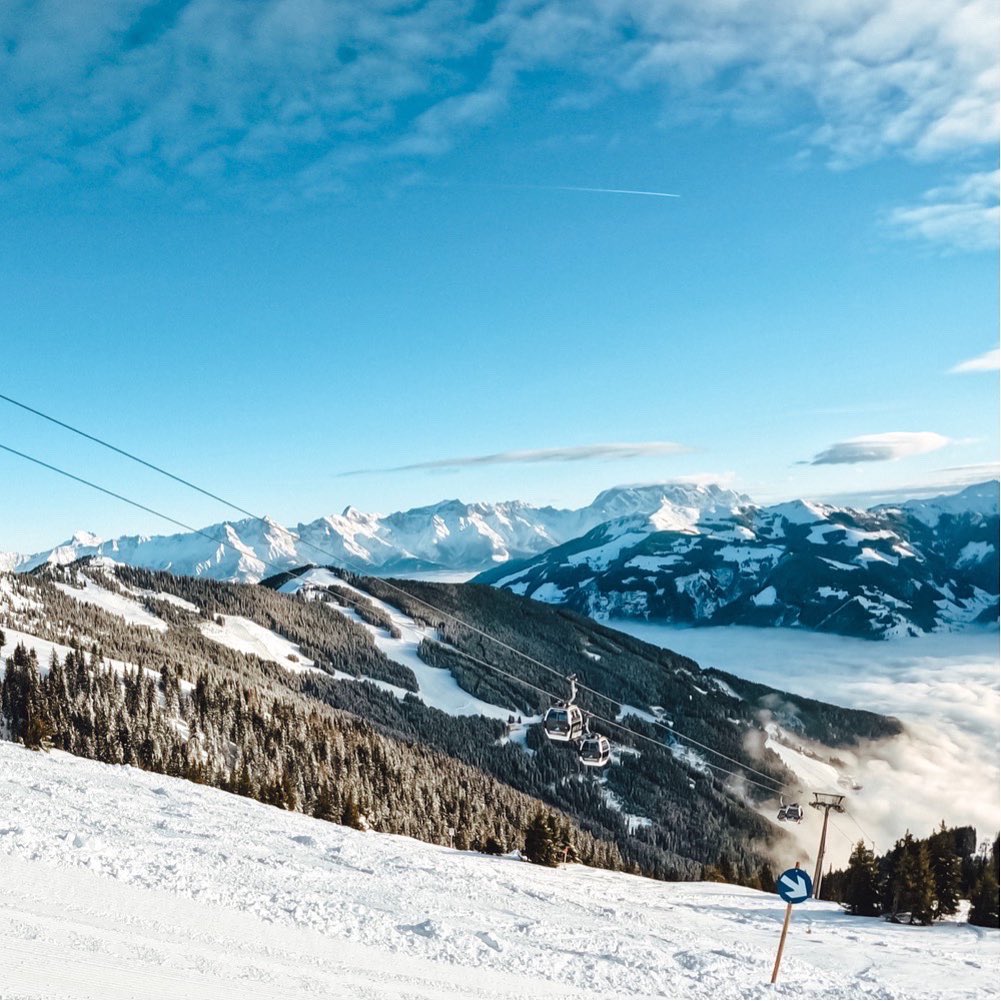 Sunny weekend ahead! 🏔☀️ #skiing #mountains #weekendvibes #sunsun #freshpowder #schmittenhöhe #schmitten #zellamsee #zellamseekaprun #salzburgerLand #visitaustria