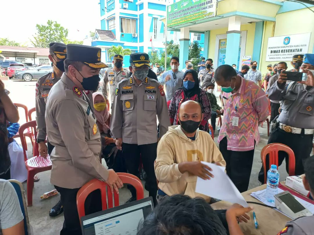 SatPolresta's tweet photo. Bapak Kapolda Kalbar beserta beberapa PJU di dampingi Bupati Kubu Raya dan Kapolres Kubu Raya , Pantau giat Vaksinasi Bosster Pemkab Kubu Raya bersama Polres Kubu Raya bertempat di Kantor Dinkes Kubu Raya, situasi aman. https://t.co/dqGyigUNz3