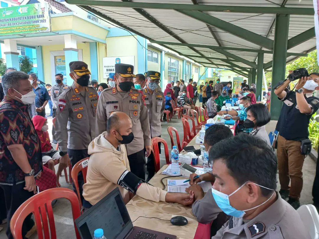 SatPolresta's tweet photo. Bapak Kapolda Kalbar beserta beberapa PJU di dampingi Bupati Kubu Raya dan Kapolres Kubu Raya , Pantau giat Vaksinasi Bosster Pemkab Kubu Raya bersama Polres Kubu Raya bertempat di Kantor Dinkes Kubu Raya, situasi aman. https://t.co/dqGyigUNz3
