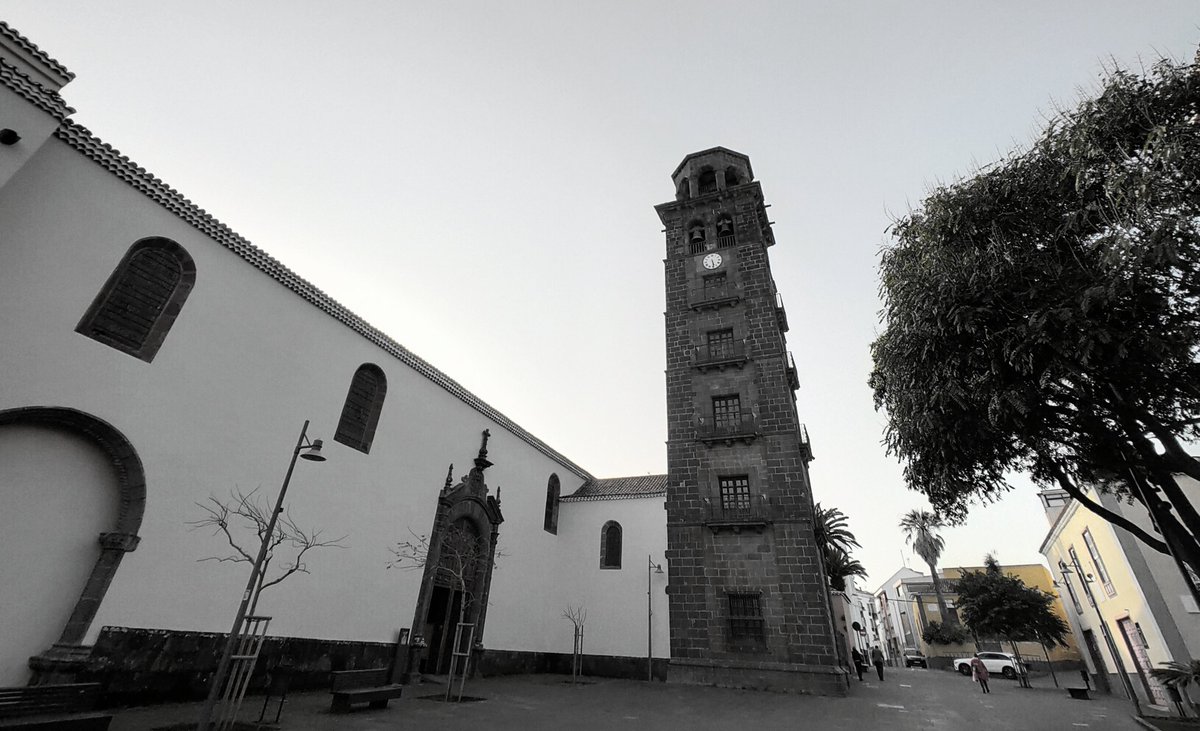 "Cuando era pequeñito me gustaba escuchar la puntual melodía de los cuartos, las medias, y las horas, en el campanario de #LaConcepción. Ahora que soy mayor no suena casi ninguna. Supongo que tendré que irme acostumbrando al atronador silencio del abandono".