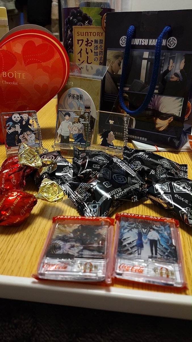 Daicyan310's tweet photo. 大切な人から早目のバレンタインデーチョコ
そのチョコ食べながら大好きなアニメを見て、美味しいお酒を戴いて、大好きな呪術廻戦のスマホスタンドキーホルダーを��み立てる
最高！！

#バレンタインデー #チョコ #ワイン #呪術廻戦 #スマホスタンドキーホルダー https://t.co/3q7svGJLtp