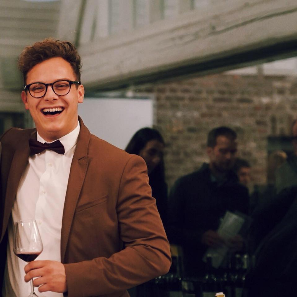 🥳 Gelukkige verjaardag Tom Vanhooren 🥳

Onze bezige bij Tom is fan van Spaanse wijnen en dat zal u geweten hebben! Ook zin gekregen in een lekker wijntje? Het Brugse Elvinio heeft alles wat u zoekt en meer. Check het af:elvino.be/index.php!

#JCI #JCIBrugge...