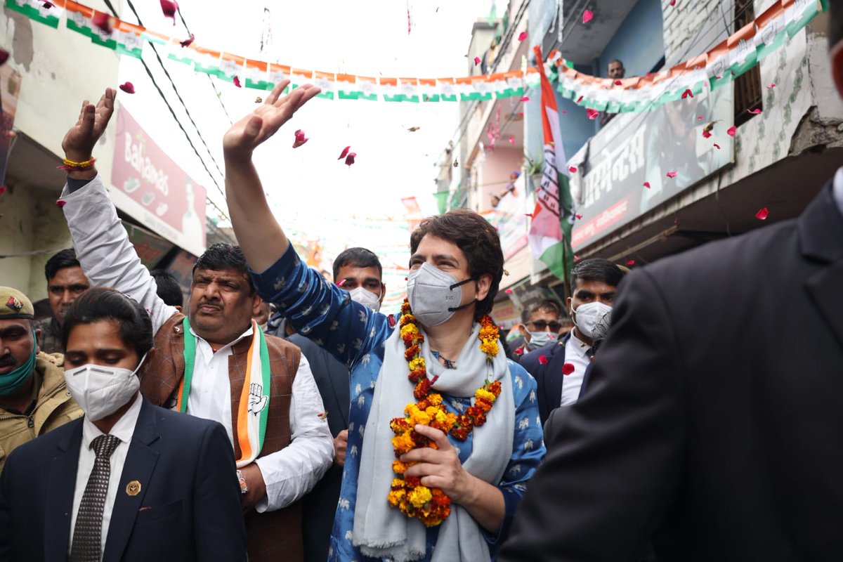 PrincuVaishya's tweet photo. #गाजियाबाद के विजयनगर इलाके में @priyankagandhi जी ने किया सघन जनसंपर्क। लोगों के घर-घर जाकर औ�� दुकानों में जाकर कांग्रेस को वोट देने की अपील की।

गाजियाबाद के लोगों में दिखा भारी उत्साह। लड़की हूं लड़ सकती हूं और मोहर लगेगी हाथ पर के नारों से गूंजा गाजियाबाद।

@INCUttarPradesh https://t.co/XZOsm8giBr