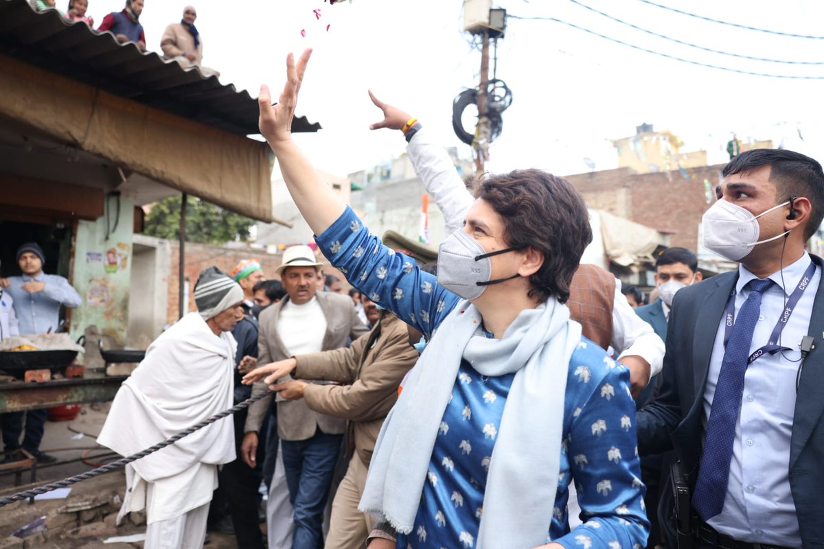 PrincuVaishya's tweet photo. #गाजियाबाद के विजयनगर इलाके में @priyankagandhi जी ने किया सघन जनसंपर्क। लोगों के घर-घर जाकर औ�� दुकानों में जाकर कांग्रेस को वोट देने की अपील की।

गाजियाबाद के लोगों में दिखा भारी उत्साह। लड़की हूं लड़ सकती हूं और मोहर लगेगी हाथ पर के नारों से गूंजा गाजियाबाद।

@INCUttarPradesh https://t.co/XZOsm8giBr