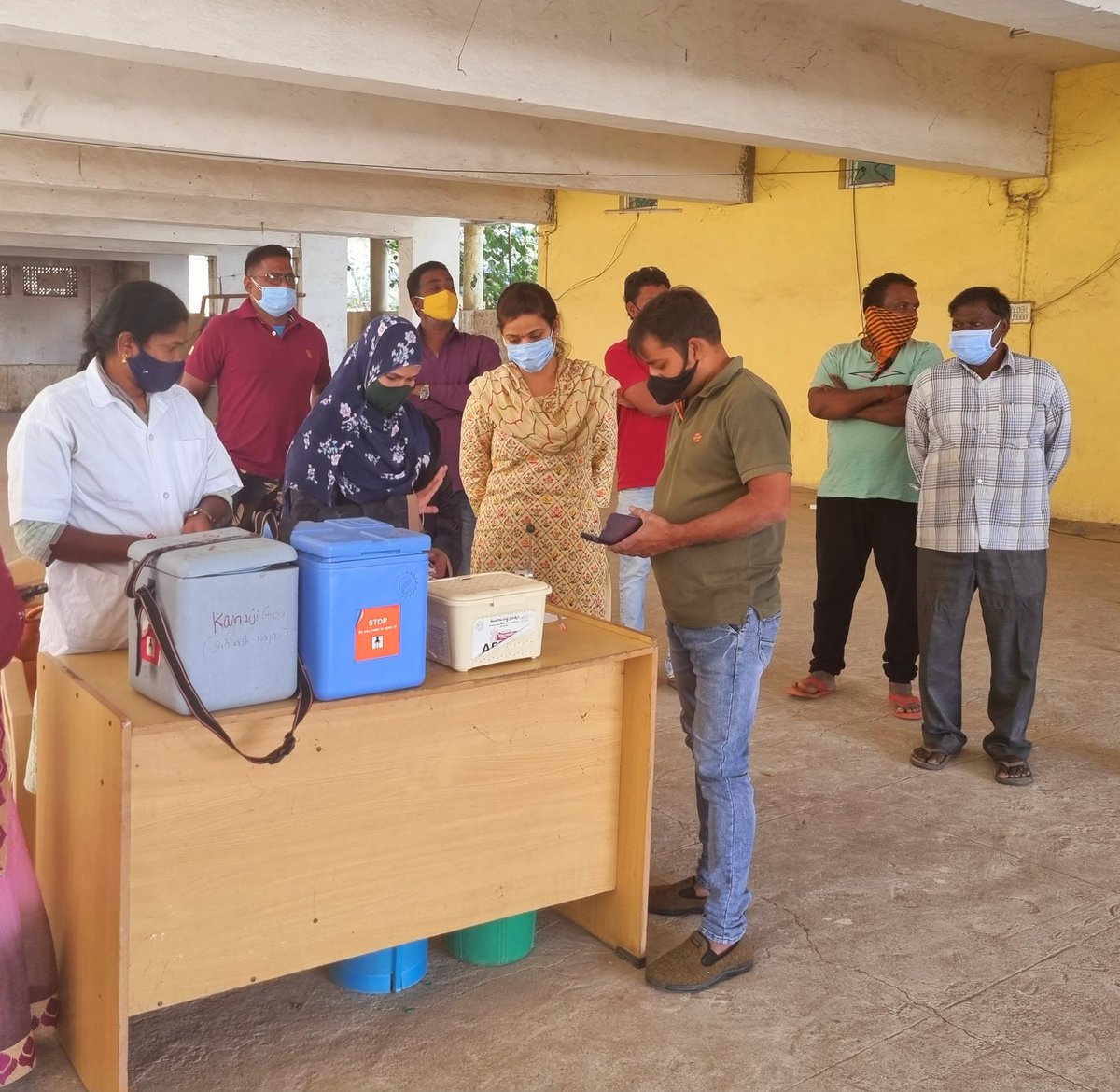 ChintalaShanti's tweet photo. Held a sudden inspection of #Basthi Dawakhana in Kothabasthi, #Alwal, and enquired with the medical staff about the visitors and availability of medicines.
@KTRTRS https://t.co/tDrxHiusja