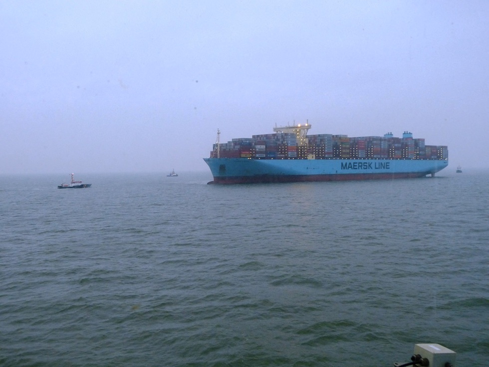 Контейнеровоз санкт петербург сел на мель. Mumbai Maersk сел на мель. Контейнеровоз на мели. Контейнеровоз на мели в Находке.