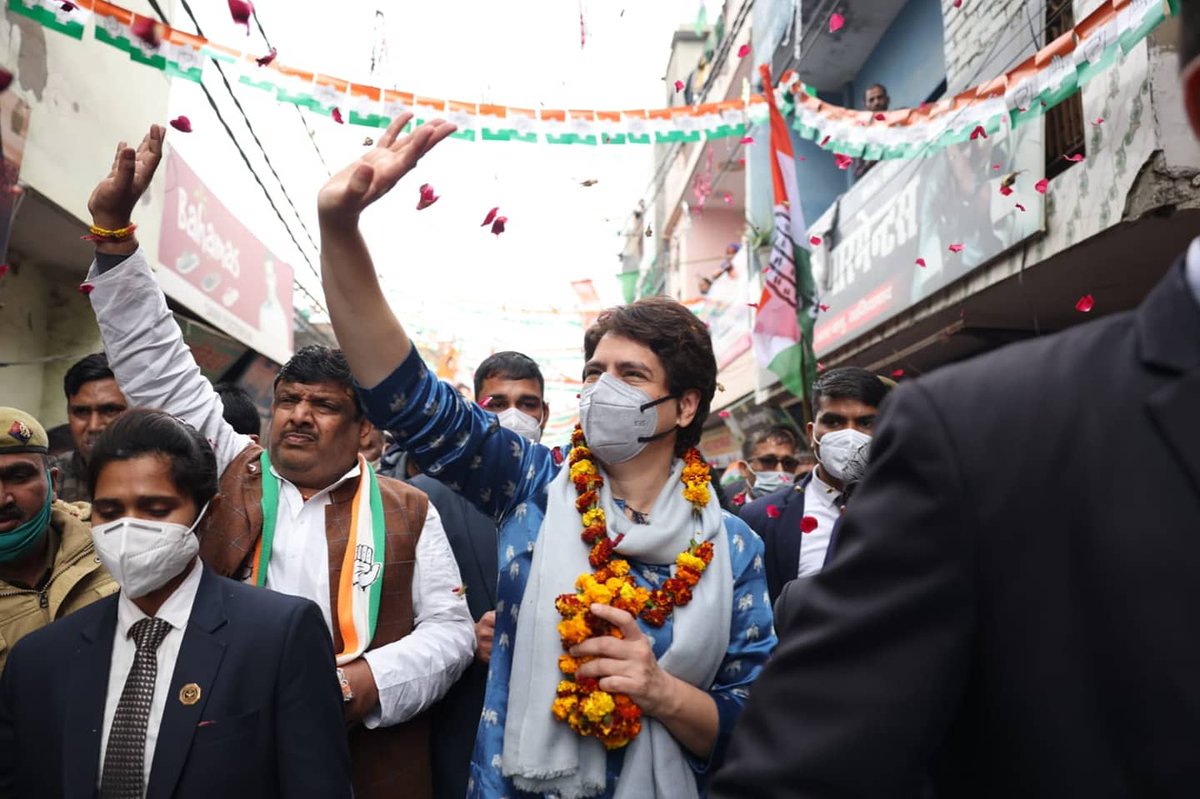 bachrawa's tweet photo. गाजियाबाद के विजयनगर इलाके में @priyankagandhi जी ने किया सघन जन��ंपर्क। लोगों के घर-घर जाकर और दुकानों में जाकर कांग्रेस को वोट देने की अपील की।

गाजियाबाद के लोगों में दिखा भारी उत्साह। लड़की हूं लड़ सकती हूं और मोहर लगेगी हाथ पर के नारों से गूंजा गाजियाबाद। https://t.co/jmUU05EIp4