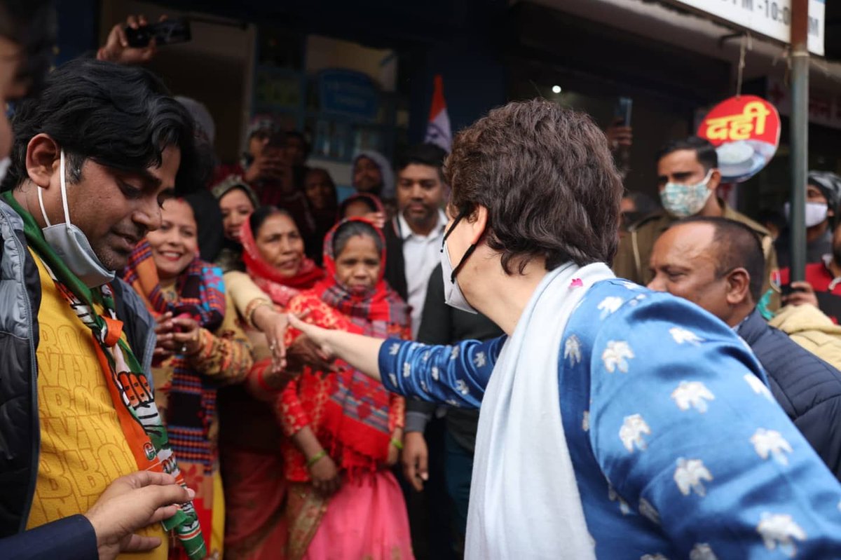 bachrawa's tweet photo. गाजियाबाद के विजयनगर इलाके में @priyankagandhi जी ने किया सघन जन��ंपर्क। लोगों के घर-घर जाकर और दुकानों में जाकर कांग्रेस को वोट देने की अपील की।

गाजियाबाद के लोगों में दिखा भारी उत्साह। लड़की हूं लड़ सकती हूं और मोहर लगेगी हाथ पर के नारों से गूंजा गाजियाबाद। https://t.co/jmUU05EIp4