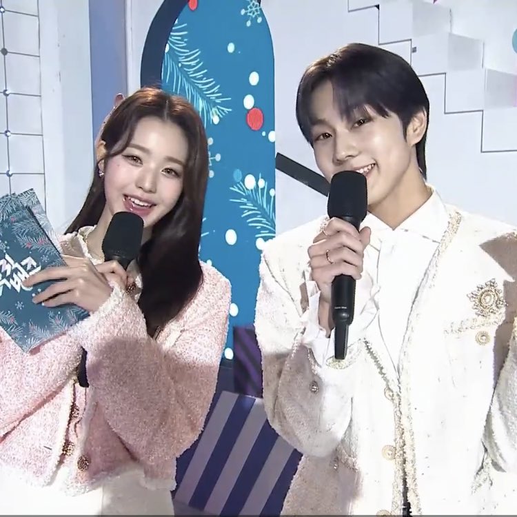 jangkkupics's tweet photo. mc wonyoung with jungwon for today! 🎀🩰🖤
#원영 #WONYOUNG #아이브 #원영뱅크 https://t.co/lh811zF3TD