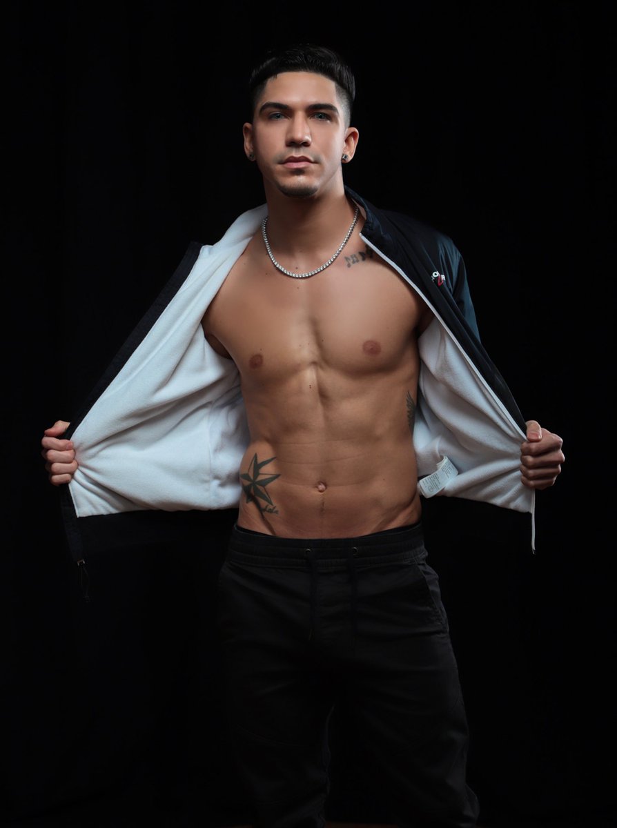 KingChristianRo's tweet photo. #DreamBig #WorkHard &amp; Make It Happen!! #KingChristianRoyals #LosRealeza #Photography Taken By @Johnkalect #UNNHawtie #Explore #YhiceyHawtinc #UNNManagement #Model #ModelShoot #Vibes #King #PhotoShoot #ModelSearch #ModelsWanted #Body #Fashion #Confidence #ModelAgency #Hottie https://t.co/4XwEmnujiu