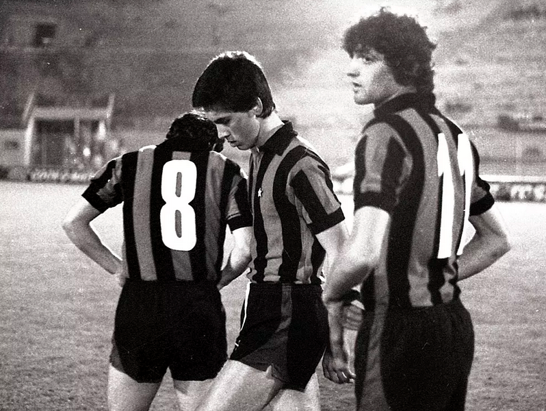 TheRetrowind's tweet photo. ¿Quién es el chico del centro de la imagen? Es Carlo Ancelotti cuando era futbolista. 19 añitos tenía por entonces. https://t.co/GNIzYpjQYQ