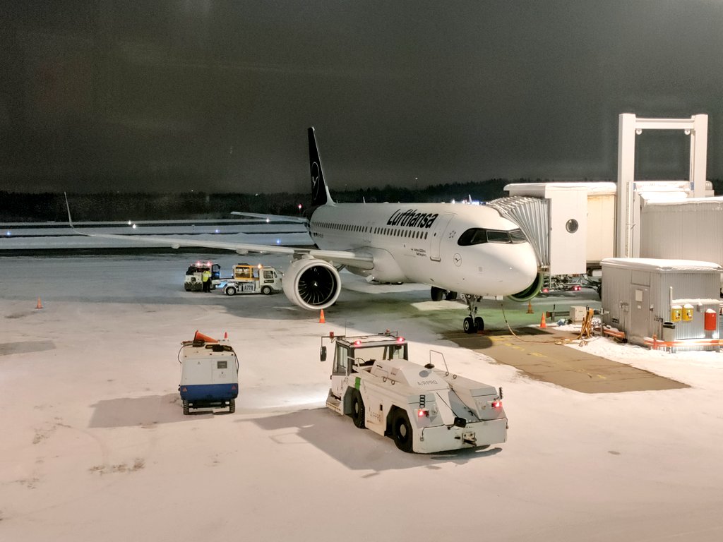 nonstopeurotrip's tweet photo. I know it's not my 'normal thing', but I had a fantastic flight on @lufthansa #LH855 from HEL to FRAthis morning. The plane was half empty and the crew were absolutely superb... 🇫🇮✈️🇩🇪 Now for a 3+ hour wait for my connection 😚 #NonstopEurotrip https://t.co/0JSKmQphZ5