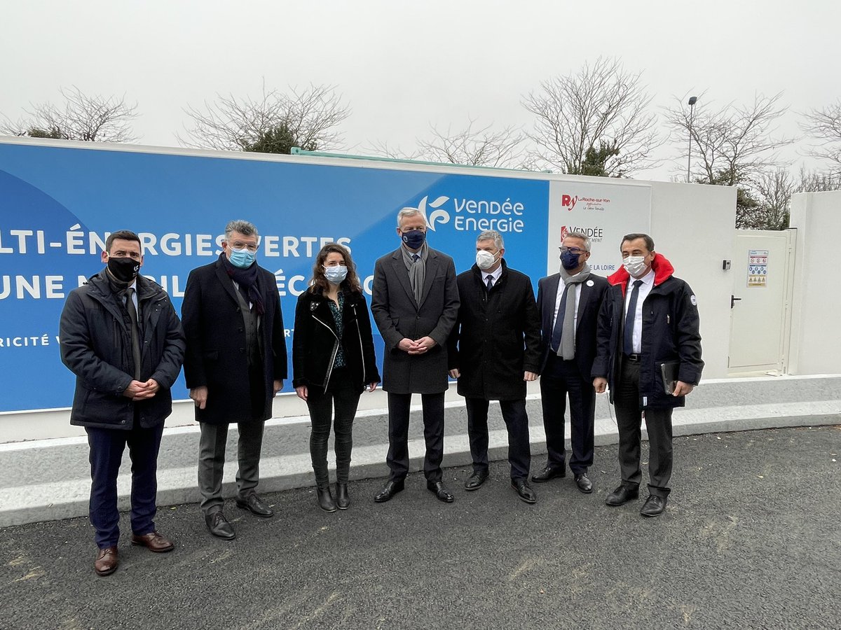 📸 Notre ministre de l'Économie, des Finances et de la Relance <a href="/BrunoLeMaire/">Bruno Le Maire</a> était en visite hier matin auprès de nos équipes à la station de distribution du @SyDEV_85 de La Roche-sur-Yon, fournie en hydrogène renouvelable par Lhyfe ☁️

#LhyfeHydrogen #HydrogèneRenouvelable