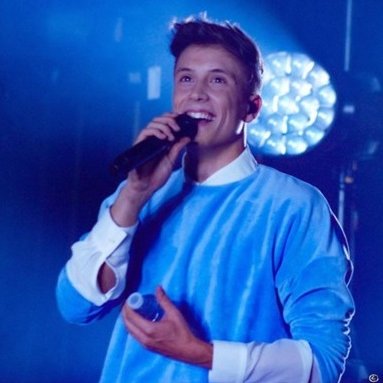 Denise6313's tweet photo. Loic Nottet:"C’est notre rôle de dire les choses tout haut, ce que les gens pensent tout bas. C’est comme ça qu’on fait avancer les choses."
Moi:"merci pour ton sourire, ta voix, tes paroles profondes et ta musique inspirante. I miss you" #belgianmusicweek https://t.co/vT9Gf1AMDQ