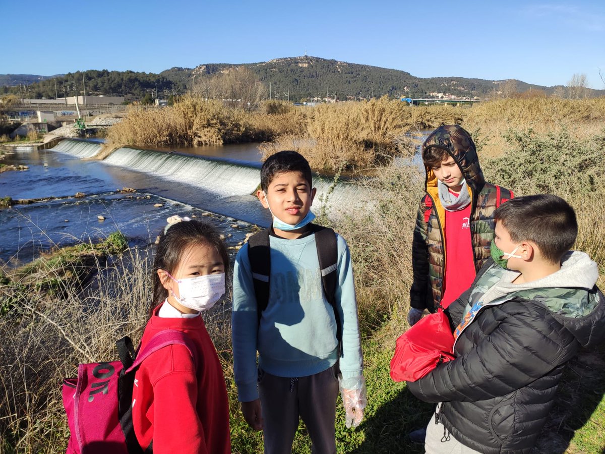 EscolaelPalau's tweet photo. Els alumnes de 3r hem anat al riu Llobregat ha recollit brossa i cuidar del nostre entorn.
#SetmanaVerda https://t.co/GJ22KpqVew