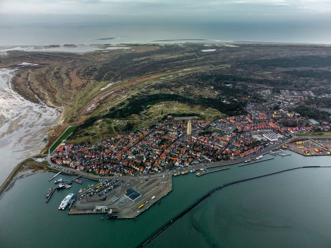 Wanneer je Terschelling van boven ziet dan zie je hoe ontzettend veel natuur er te vinden is op ons eiland. Genoeg ruimte voor iedereen om vrij te bewegen en te genieten van al het moois dat Terschelling te bieden heeft. 💙
📷 terschelling.van.boven