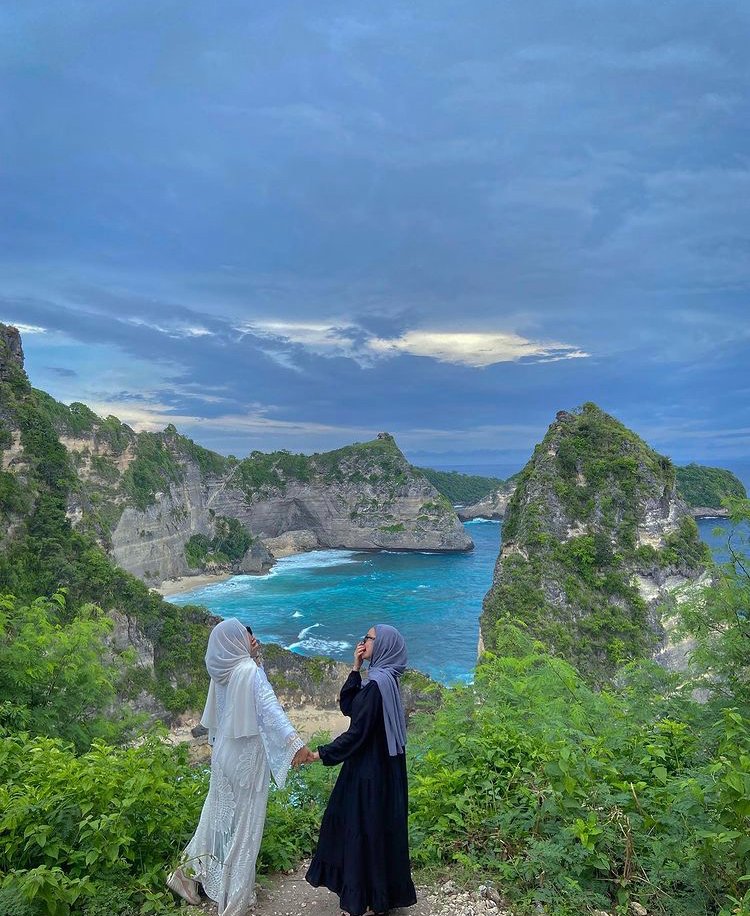 nusapenidaicon's tweet photo. Thanks god its friday.Our happy guest kak nadia with her friends , explore nusa penida for one day. 

#jumatan #jumatberkah. https://t.co/QzdNEbqn39